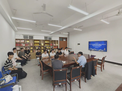 闵巍庆副研究员与实验室师生交流讨论