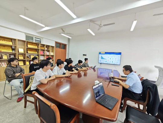 中国科学院计算技术研究所闵巍庆副研究员莅临实验室指导工作